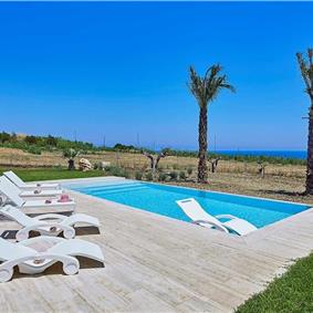 3 bedroom villa with infinity pool and jacuzzi, Scopello, sleeps 5-6